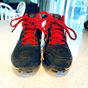 Under Armour Youth Baseball Cleats size Y4